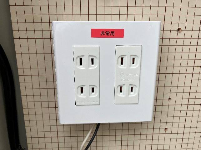 非常用と表示されたコンセント